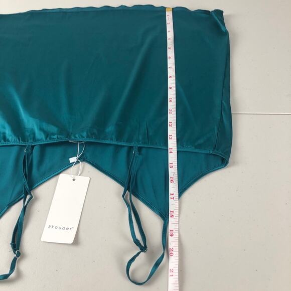 Green silky cami by Ekouaer medium - Picture 5 of 8